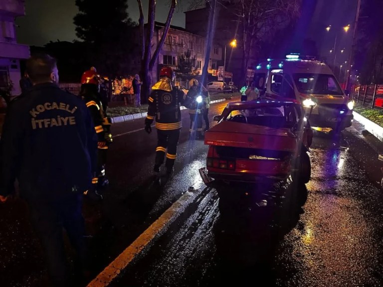 Gölcük’te kaza: Sürücü araçta sıkıştı!