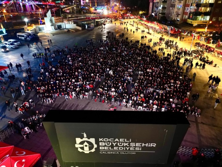 Kocaeli’de Milli Coşku: Romanya Zaferi Kent Meydanı’nda Kutlandı!