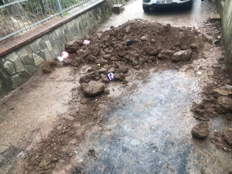 İzmit Asri Mezarlık yolunda toprak yığını sürprizi!