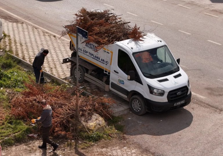 Kartepe bayrama hazırlanıyor: Cadde ve camilerde temizlik seferberliği
