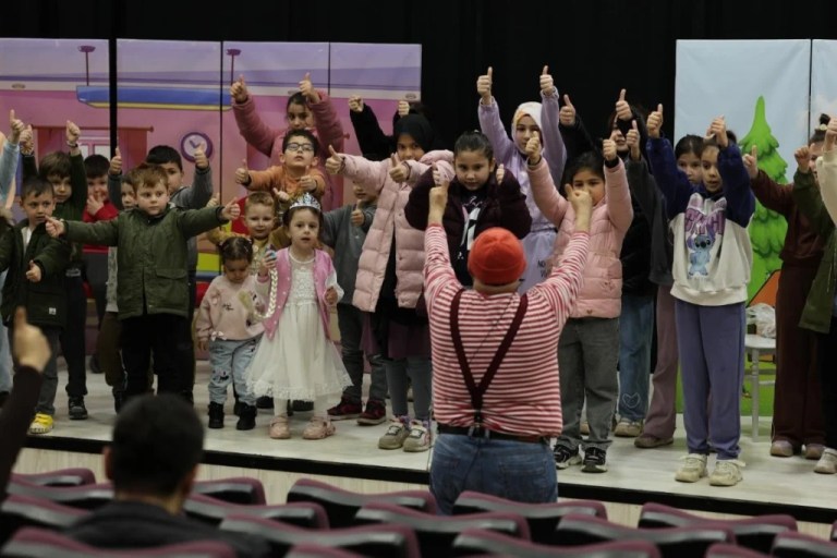 Kartepe’de miniklere tiyatro şöleni