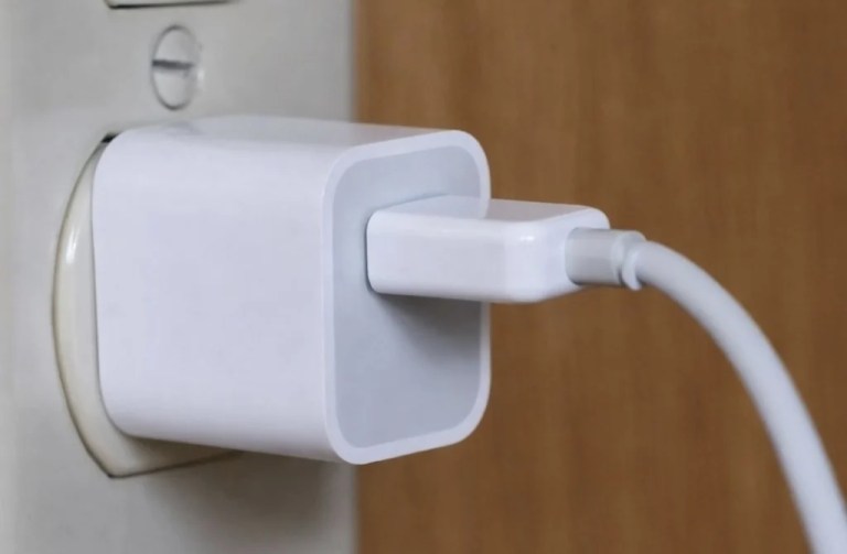 Şarj Aleti Yangını: Apartman Sakinleri Mahsur Kaldı!