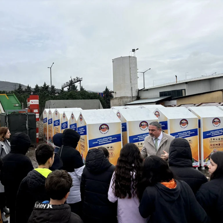 Körfez’de öğrenciler Atık Getirme Merkezi’ni gezdi