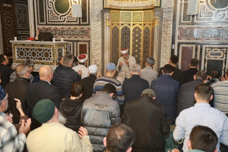 Gebze’de Kadir Gecesi coşkusu: Teravih ve dualarla idrak edildi