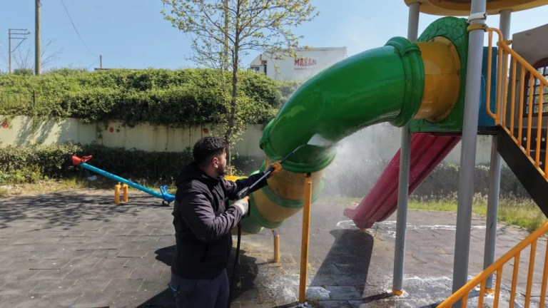 Çayırova’da parklardaki oyun grupları yıkanıyor