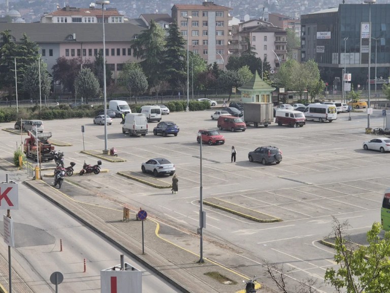 İzmit’te 1 Mayıs Hazırlığı: Otopark Kapatıldı
