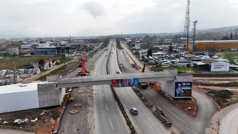 Başiskele’de devasa köprü kirişleri 9 saatte yerine konuldu