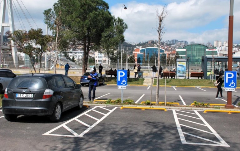 İzmit’te hatalı parklara zabıta engeli!