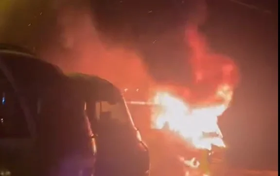 Gölcük’te park halindeki otobüs alevlere teslim oldu