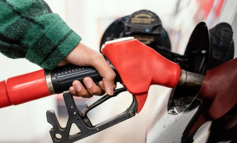 Motorine Büyük İndirim Geldi: Litre Fiyatı 4 Lira Düştü!