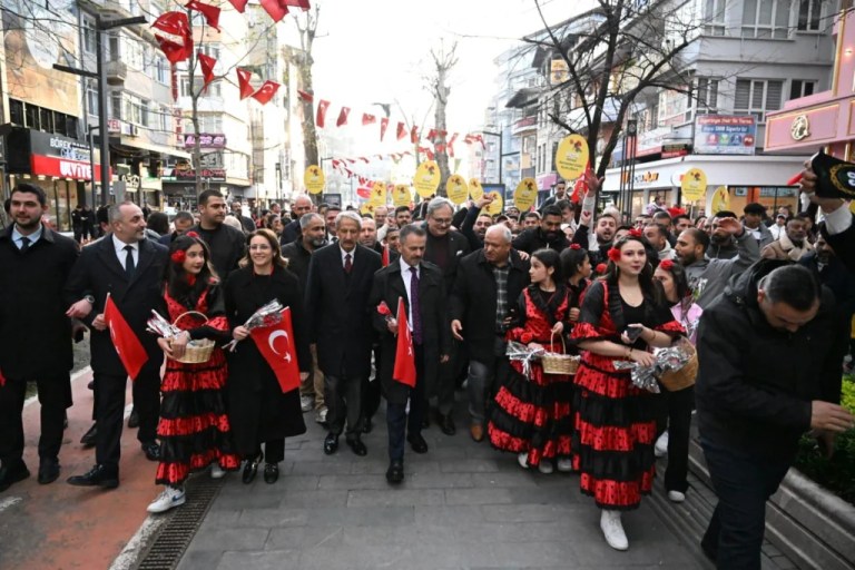 Romanlar Günü coşkusu: İzmit kortejle kutladı!