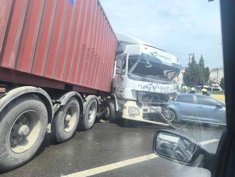 D-100 Derince’de zincirleme kaza: Trafik durdu!