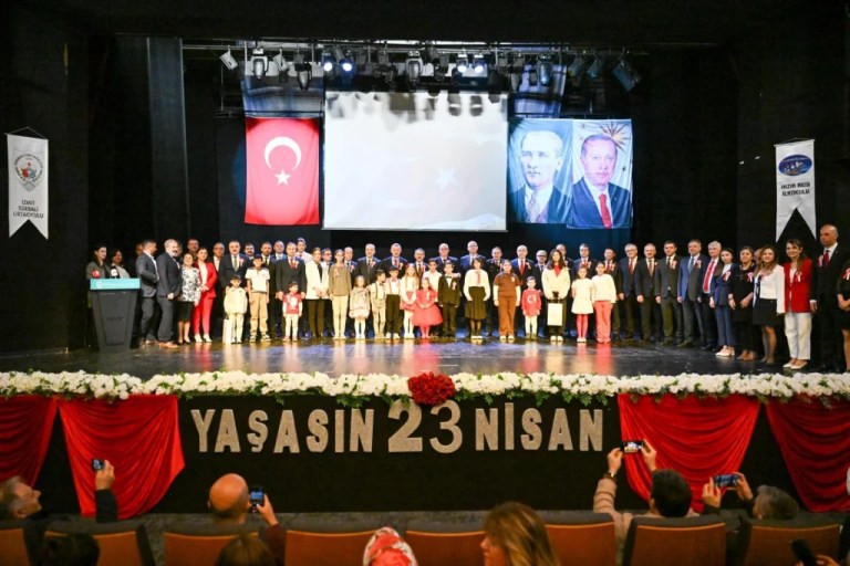 Kocaeli’de 23 Nisan Coşkusu: Çocuklar Sahnedeydi