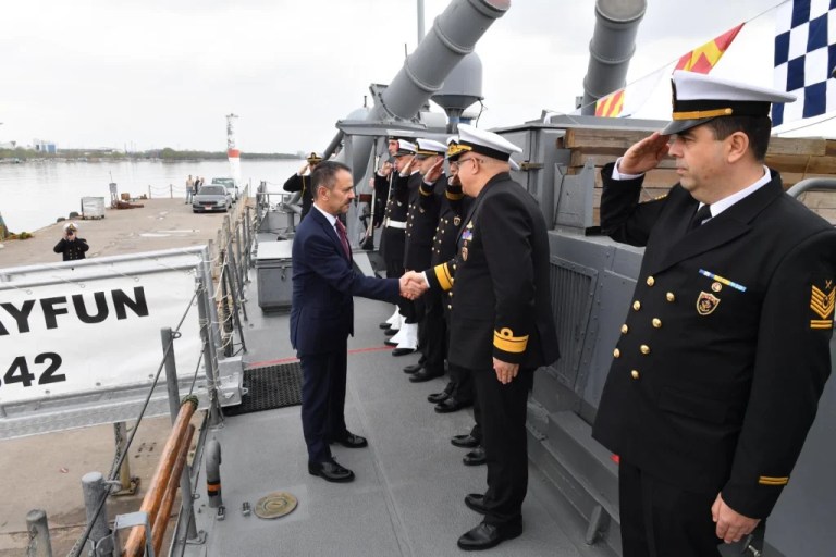 Vali Aktaş’tan TCG Tayfun Hücumbotu’na Bayram Ziyareti