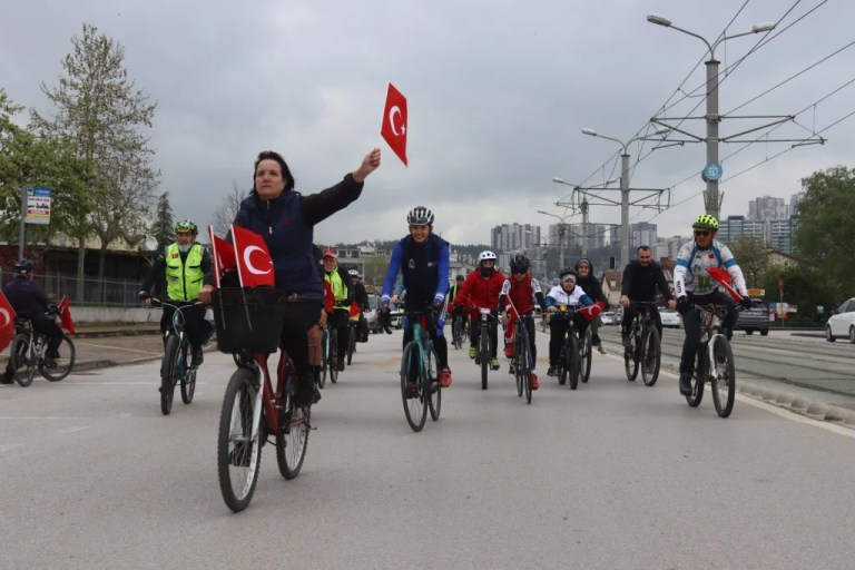İzmit’te 23 Nisan coşkusu bisikletle yaşandı