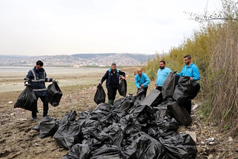 Mavi Takım İzmit sahilini temizledi: 50 torba atık