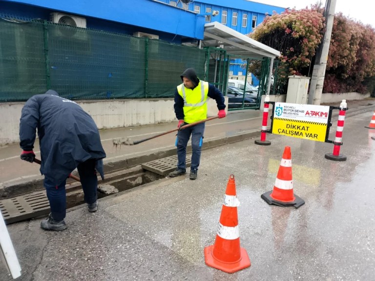 Kocaeli’de yağışlara karşı mazgal temizliği