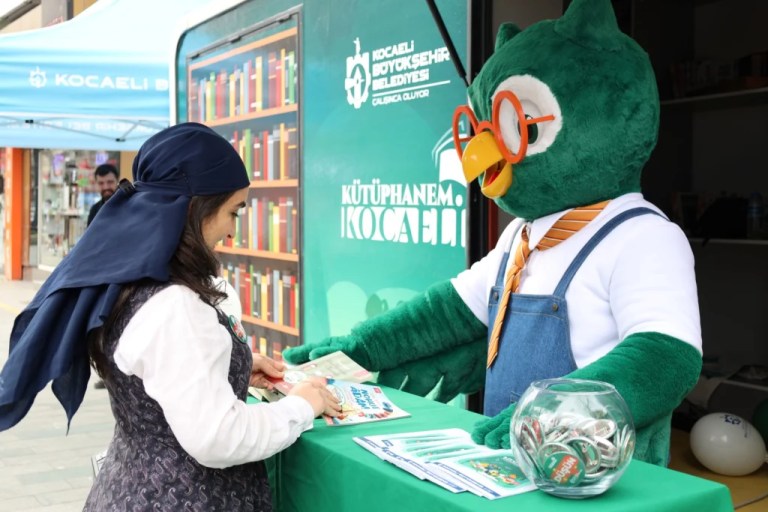 İzmit sokaklarında roman kahramanları canlandı!