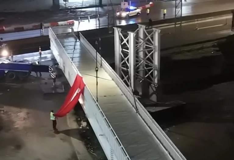 Başiskele’de 78 Tonluk Yaya Üst Geçidi Yerine Konuldu