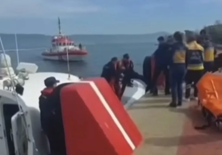 Karamürsel’de Sahildeki Kadın Şişme Botla Açılırken Mahsur Kaldı!