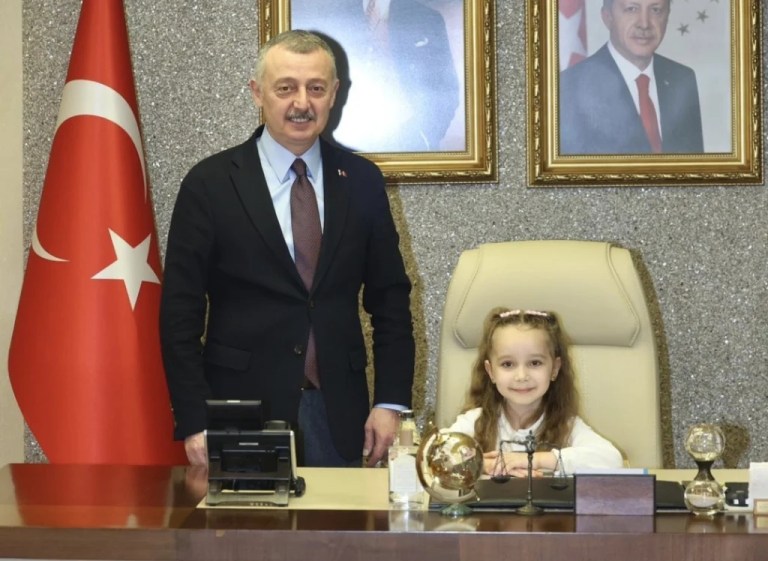 Büyükakın koltuğunu çocuklara devretti