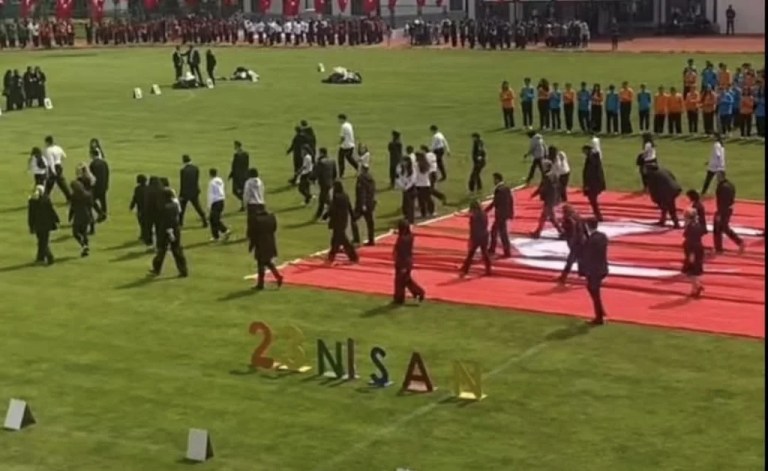 Körfez’deki 23 Nisan töreninde bayrak skandalı