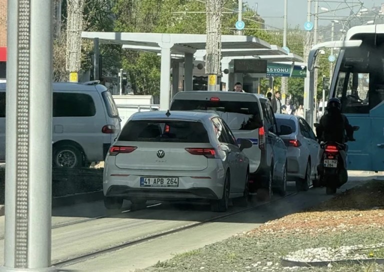 İzmit’te tramvay yolunu işgal eden sürücüler!