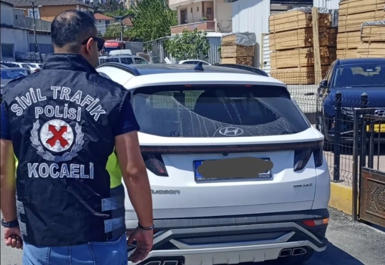 Kocaeli’de refüjü aşan sürücüye ceza yağdı!