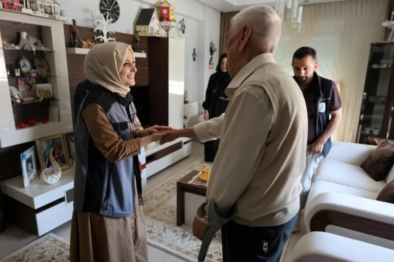 “Alo Evlat” ekipleri bayramda yaşlıları yalnız bırakmadı