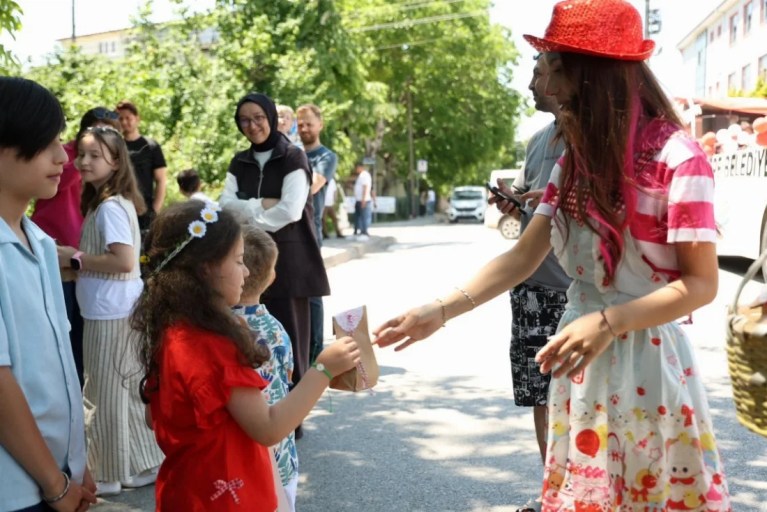 Kartepe’de gezici eğlence otobüsü çocuklara bayram coşkusu yaşatıyor