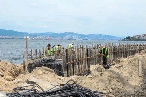 Kocaeli’nin gözde sahili Değirmendere’de dalgakıran ve yeni yol mesaisi